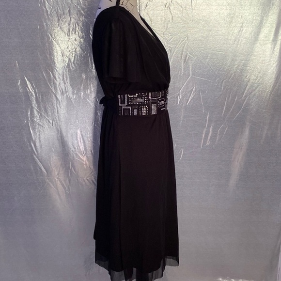 R&M Richards Short Sleeve Dress With Belt
R & M Richards
Size: 12 - Picture 6 of 9